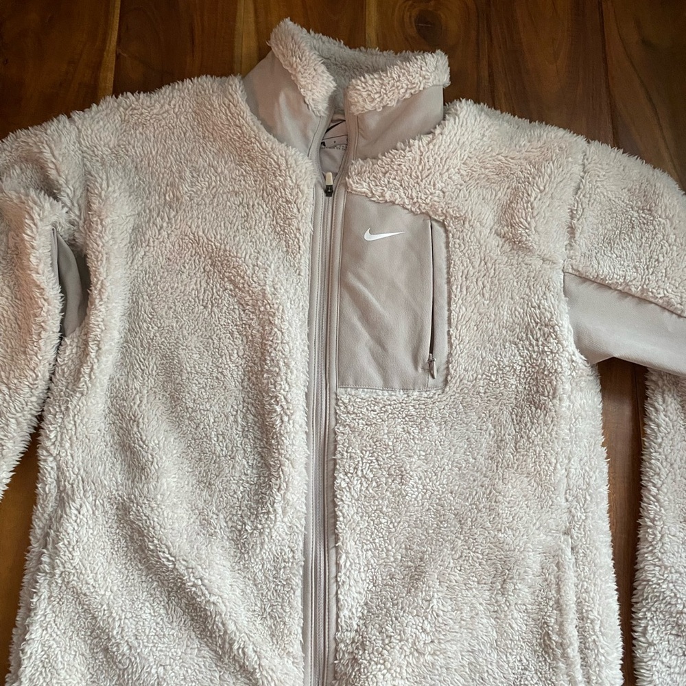 Nike sweatshirt cover great for winter months never worn